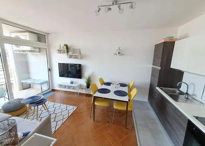 Center Seafront 3 Bedroom 2 Bath Appartement *