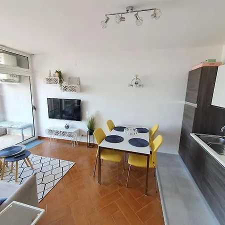 Center Seafront 3 Bedroom 2 Bath Apartment *