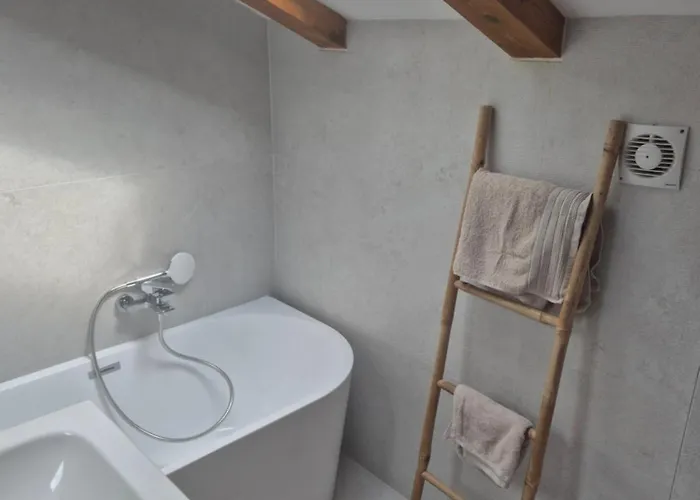 Center Seafront 3 Bedroom 2 Bath *